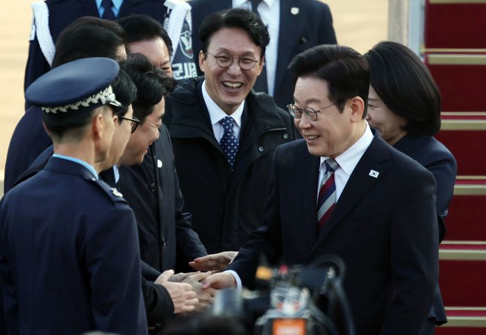 아프리카·중동 4개국 순방을 마치고 귀국한 이재명 대통령이 26일 성남 서울공항에서 환영나온 김민석 국무총리, 강훈식 대통령비서실장 등과 인사하고 있다. [연합뉴스]