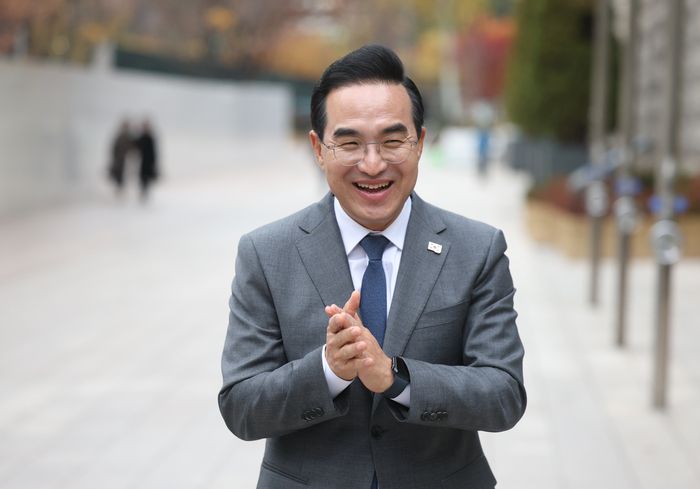 박홍근 더불어민주당 의원이 26일 서울시청 앞에서 내년 6월 3일 치러지는 서울시장 선거 출마 선언을 하기 위해 걸어오고 있다. [연합뉴스]