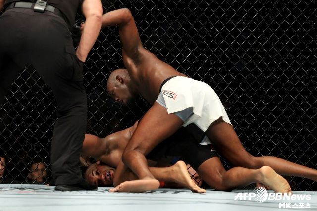 이제는 각자의 위치가 달라진 상황에서 진정한 승부를 가리는 건 어려워졌다. 그러나 존스와 코미어의 관계가 여전히 개선되지 않은 지금, 그들의 자선 그래플링 매치는 또 하나의 빅 매치가 될 것으로 보인다. 그만큼 두 사람의 재결합은 꽤 흥미롭다. 사진=AFPBBNews=News1