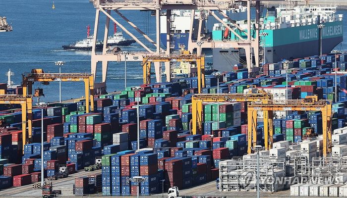 평택항에 쌓여 있는 컨테이너. [연합뉴스]