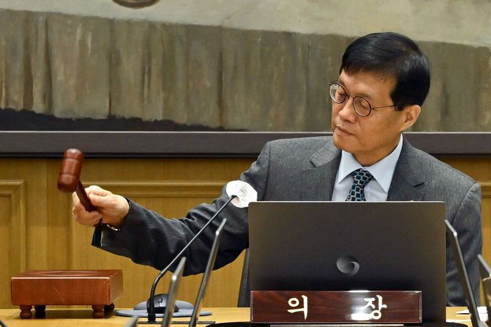 이창용 한국은행 총재가 27일 서울 중구 한국은행 본관에서 열린 금융통화위원회 본회의에서 의사봉을 두드리고 있다. [연합뉴스]
