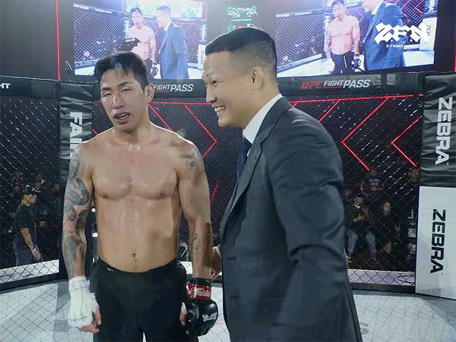 더블지 두 체급 챔피언 박찬수가 2025년 11월 글로벌 OTT 서비스 UFC 파이트 패스로 세계 200여 국가에 생중계된 고려대학교 화정체육관 ZFN 3 메인이벤트 승리 후 UFC 타이틀 도전자 출신 ‘코리안 좀비’ 정찬성 대표와 기념 촬영을 하고 있다. 사진=MCP ECC