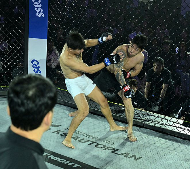 더블지 두 체급 챔피언 박찬수가 2025년 11월 글로벌 OTT 서비스 UFC 파이트 패스로 세계 200여 국가에 생중계된 고려대학교 화정체육관 ZFN 3 메인이벤트에서 23세 이하 국제레슬링연맹 세계선수권대회 금메달리스트 가와나 마스토를 공격하고 있다. 사진=MCP ECC