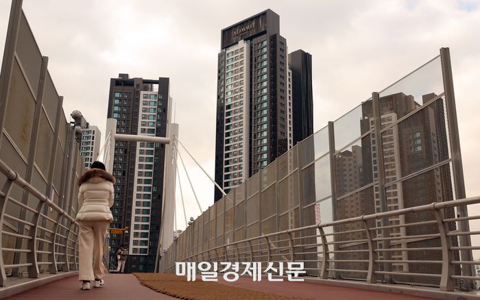 성동구의 한 아파트 단지 위로 먹구름이 가득하다. [이승환 기자]