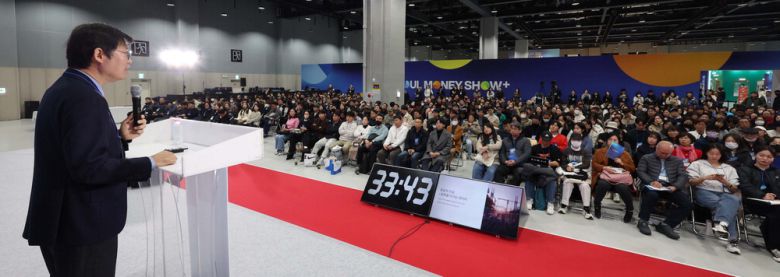 김학렬(빠숑) 스마트튜브 대표가 서울 코엑스마곡에서 열린 '2025 서울머니쇼 플러스(+)'에서 '부동산 격변 시대 집값 옥석 가리기'를 주제로 강연하고 있다.  한주형 기자