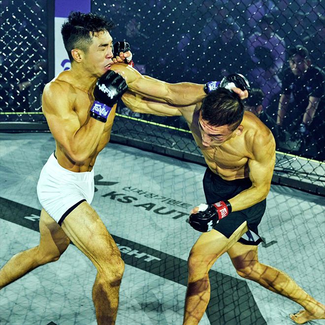 코리안좀비MMA 변재웅이 2025년 11월 서울특별시 고려대학교 화정체육관 ZFN 3 메인카드 제2경기에서 제4대 UFC 페더급 챔피언 맥스 홀러웨이의 후배 제러미 산티아고를 공격하고 있다. 글로벌 OTT 서비스 UFC Fight Pass로 200여 국가에 생중계됐다. 사진=MCP ECC