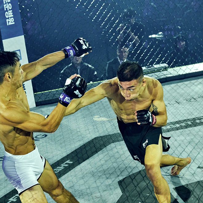 코리안좀비MMA 변재웅이 2025년 11월 서울특별시 고려대학교 화정체육관 ZFN 3 메인카드 제2경기에서 제4대 UFC 페더급 챔피언 맥스 홀러웨이의 후배 제러미 산티아고를 공격하고 있다. 글로벌 OTT 서비스 UFC Fight Pass로 200여 국가에 생중계됐다. 사진=MCP ECC