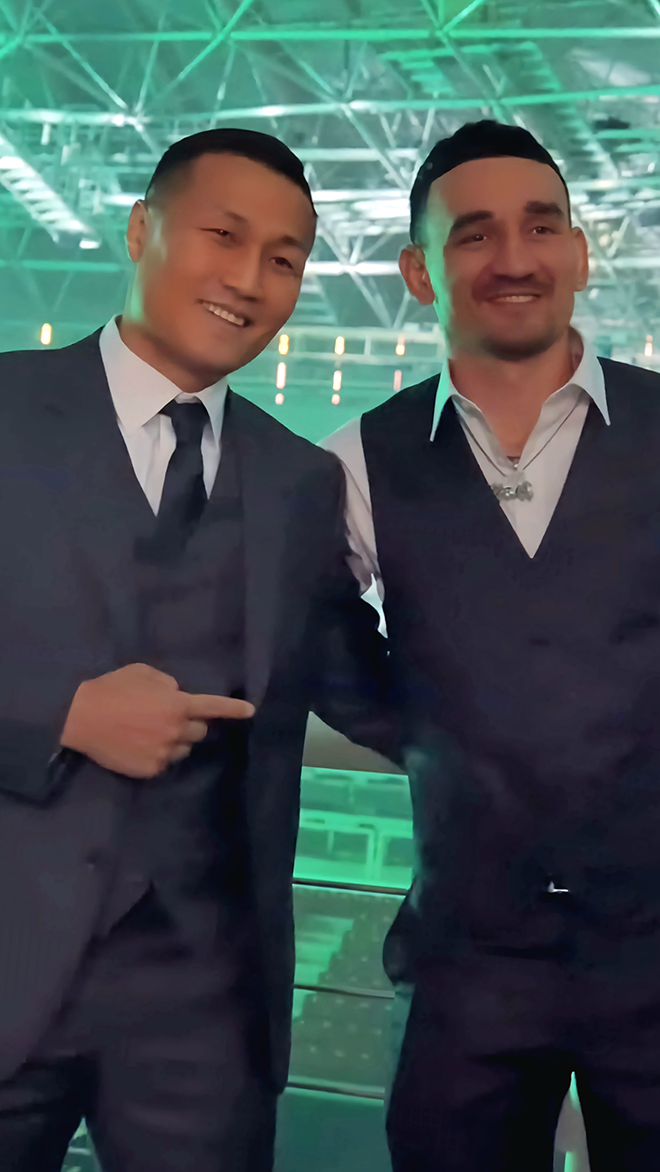 왼쪽부터 2025년 11월 고려대학교 화정체육관 ZFN 3 시작 전 기념 촬영을 하는 UFC 페더급 타이틀 도전자 출신 정찬성 대표, 제4대 UFC 페더급 챔피언 맥스 홀러웨이. 이번 대회는 글로벌 OTT 서비스 UFC 파이트 패스로 세계 200여 나라에 생중계됐다. 사진=MCP ECC