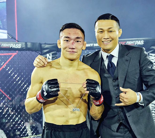 변재웅이 2025년 11월 서울특별시 고려대학교 화정체육관 ZFN 3 on UFC Fight Pass 제2경기 승리 후 코리안좀비MMA 정찬성 관장과 기념 촬영을 하고 있다. UFC 페더급 타이틀 도전자 출신 정 관장은 ZFN 대표도 겸한다. 사진=MCP ECC