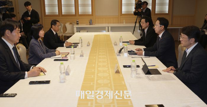 30일 오후 정부서울청사 2층 회의실에서 쿠팡 관련 긴급 관계부처장관회의가 열리고 있다. 왼쪽부터 유재성 경찰청장 직무대행, 송경희 개인정보보호위원장, 국정원 관계자, 한 명 건너 배경훈 부총리 윤창렬 국무조정실장. [이승환 기자]