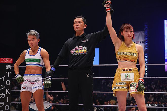 박시우가 2022년 12월 일본 사이타마 슈퍼 아레나 관중 2만3661명 앞에서 치른 라이진 여자 49㎏ 월드그랑프리 준우승 후 아쉬워하고 있다. 오른쪽은 긴장한 채로 우승 선언을 받는 챔피언 이자와 세이카. 사진=RIZIN FF