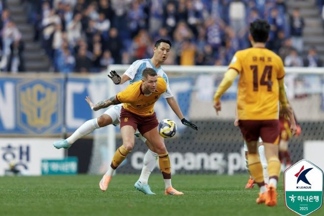 정승현(사진 왼쪽). 사진=한국프로축구연맹