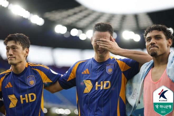 정승현(사진 가운데). 사진=한국프로축구연맹