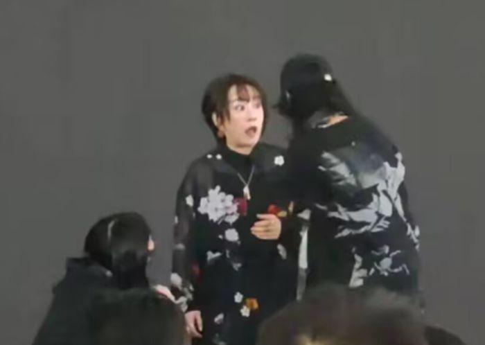 일본 가수 오쓰키 마키가 28일 상하이에서 열린 ‘반다이 남코 페스티벌 2025’에서 노래를 부르던 중 정체 모를 사람들에게 저지당하자 놀란 표정을 짓고 있다. [엑스(X) 영상 캡처]