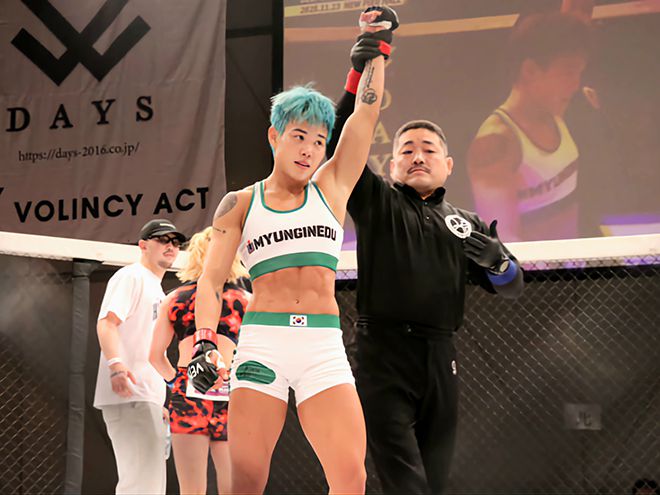 2022 라이진 여자 49㎏ 월드그랑프리 준우승자 박시우가 2025년 11월 일본 도쿄 뉴피어홀 DEEP JEWELS 51 코-메인이벤트 승리 선언을 받고 있다. 사진=DEEP事務局