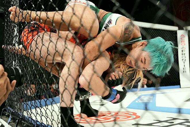 2022 라이진 여자 49㎏ 월드그랑프리 준우승자 박시우가 2025년 11월 일본 도쿄 뉴피어홀 DEEP JEWELS 51 코-메인이벤트에서 기타무라 사키(28·일본)한테 매달리고 있다. 사진=DEEP事務局