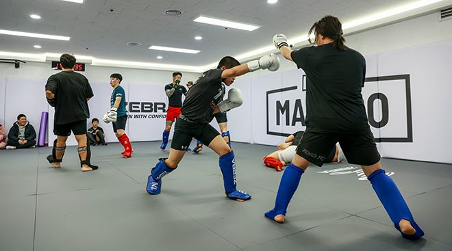 2025년 12월1일 경기도 수원시 영통구에 로드FC 가맹 체육관 ‘망포MMA’ 오픈 첫날 조정훈 관장을 축하해주기 위해 모인 손님들이 합동 훈련을 하고 있다. 사진=FINAL FLASH 박종혁 작가