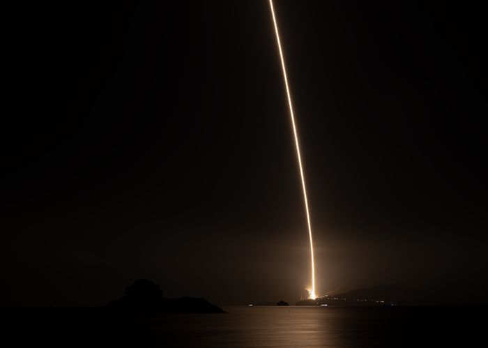 한국형발사체 누리호가 27일 새벽 전남 고흥군 나로우주센터에서 발사되고 있다.  이번 누리호 4차 발사에는 무게 516㎏ 주탑재위성 ‘차세대중형위성 3호’와 부탑재위성 12기 등 총 13기 위성이 실렸다. [연합뉴스]