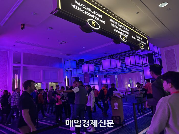 1일(현지시간) ‘아마존웹서비스(AWS) 리인벤트 2025’ 행사장 내부가 방문객들로 북적이고 있다. [사진 = 안선제 기자]