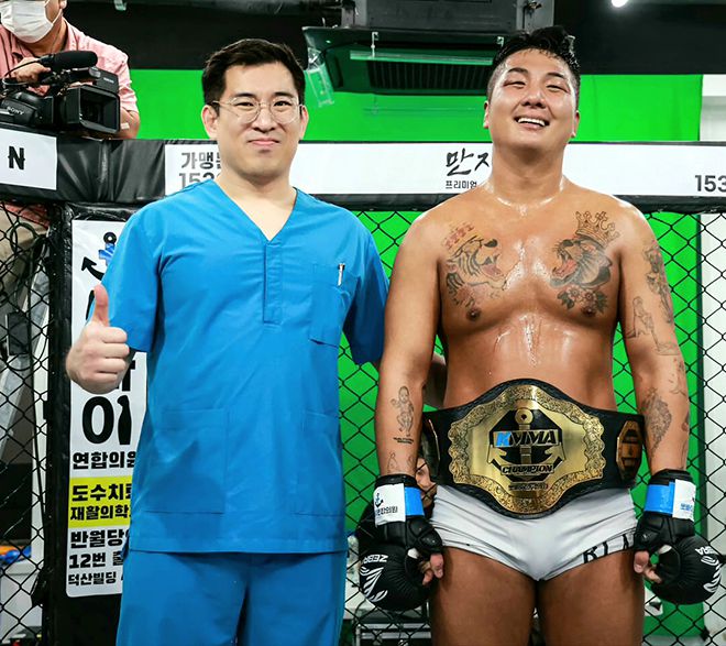 팀금천 조정훈이 2025년 8월26일 KMMA 라이트헤비급 챔피언 등극 기념 촬영을 하고 있다. 사진=FINAL FLASH 박종혁 작가