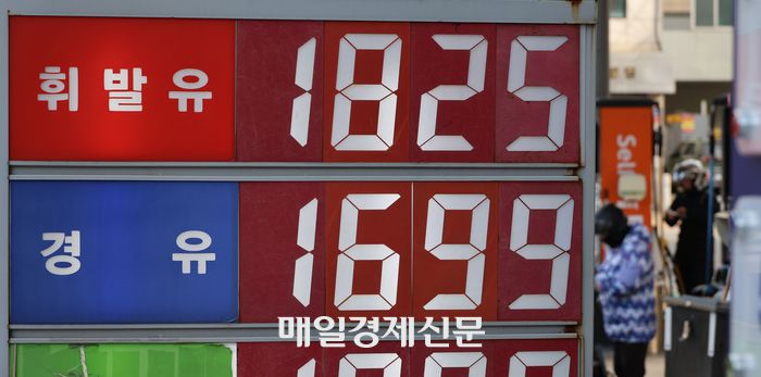 하락세인 국제유가와 반대로 주유소 휘발유 가격은 오름세를 이어가면서 원달러 환율 이슈가 주목되는 가운데 2일 서울의 한 주유소에서 고객이 주유하고 있다.. 2025.12.2    [이승환기자]