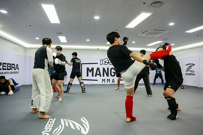 2025년 12월1일 경기도 수원시 영통구에 로드FC 가맹 체육관 ‘망포MMA’ 오픈 첫날 조정훈 관장을 축하해주기 위해 모인 손님들이 합동 훈련을 하고 있다. 사진=FINAL FLASH 박종혁 작가