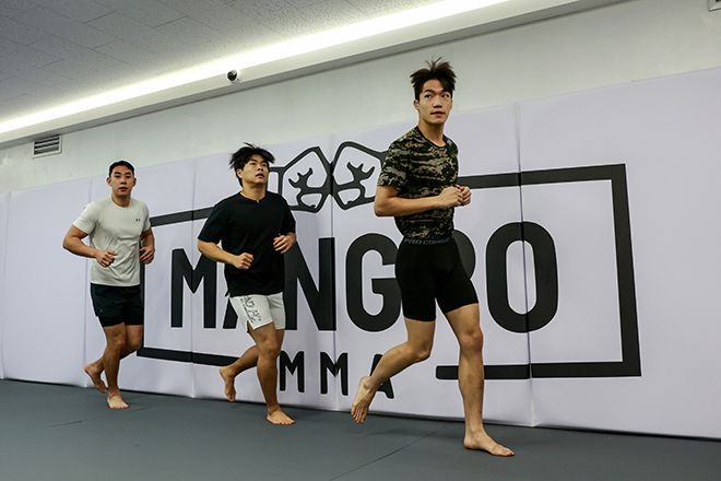 2025년 12월1일 경기도 수원시 영통구에 로드FC 가맹 체육관 ‘망포MMA’ 오픈 첫날 조정훈 관장을 축하해주기 위해 모인 손님들이 합동 훈련을 하고 있다. 사진=FINAL FLASH 박종혁 작가