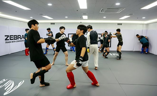 2025년 12월1일 경기도 수원시 영통구에 로드FC 가맹 체육관 ‘망포MMA’ 오픈 첫날 조정훈 관장을 축하해주기 위해 모인 손님들이 합동 훈련을 하고 있다. 사진=FINAL FLASH 박종혁 작가