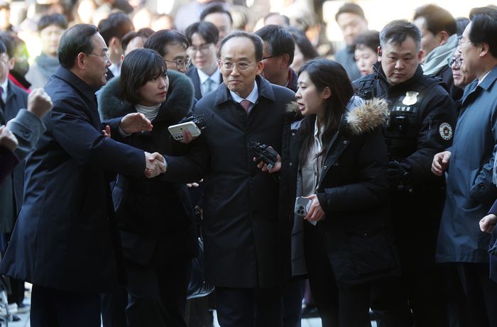 추경호 국민의힘 의원이 2일 서울 서초구 서울중앙지방법원에서 열린 구속 전 피의자 심문(영장실질심사)에 출석, 동료 의원의 응원을 받고 있다. [공동취재단, 연합뉴스]
