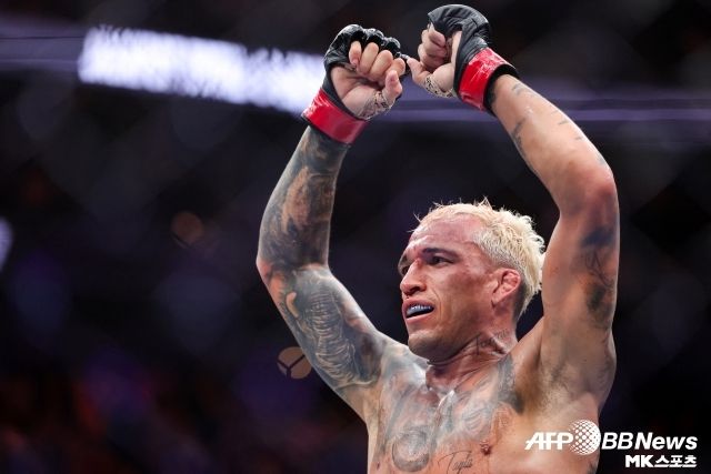 올리베이라는 “이 경기는 반드시 성사될 것이다. 나도 원하고 할러웨이도 원하며 여러분도 원하고 있다”고 말했다. 그러면서 “우리는 지금 계약을 기다리고 있다. 내 생각에는 3월이나 4월 정도가 될 것 같다. 곧 소식이 전해질 거라고 기대한다. 그 게시물이 올라왔다는 것만으로도 뭔가 다가오고 있다는 뜻일 것이다. 지금은 아니더라도 곧 말이다”라고 덧붙였다. 사진=AFPBBNews=News1