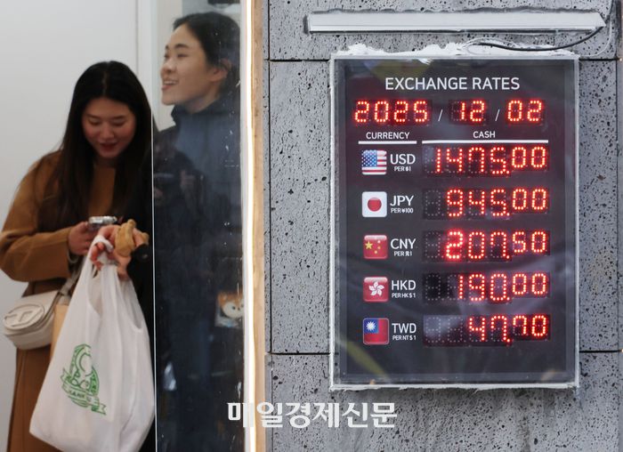 2일 서울 중구 명동의 한 환전소 앞 전광판에 환율이 표시되고 있다. 이날 한국은행에 따르면 전날(1일)까지 2025년 연평균 환율은 1419.16원으로, 지난 1998년 국제통화기금(IMF) 외환위기(약 1395원) 당시나 2009년 글로벌 금융위기(약 1276.4원) 때보다도 높은 수준이다. 2025.12.2    [이승환기자]