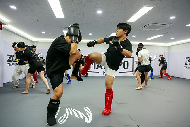 2025년 12월1일 경기도 수원시 영통구에 로드FC 가맹 체육관 ‘망포MMA’ 오픈 첫날 조정훈 관장을 축하해주기 위해 모인 손님들이 합동 훈련을 하고 있다. 사진=FINAL FLASH 박종혁 작가