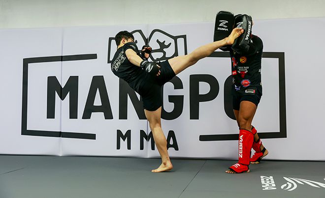 2025년 12월1일 경기도 수원시 영통구에 로드FC 가맹 체육관 ‘망포MMA’ 오픈 첫날 조정훈 관장을 축하해주기 위해 모인 손님들이 합동 훈련을 하고 있다. 사진=FINAL FLASH 박종혁 작가