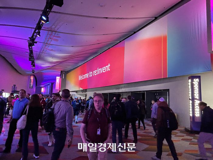 1일(현지시간) ‘아마존웹서비스(AWS) 리인벤트 2025’ 전시관 앞이 방문객들로 북적이고 있다. [사진 = 안선제 기자]