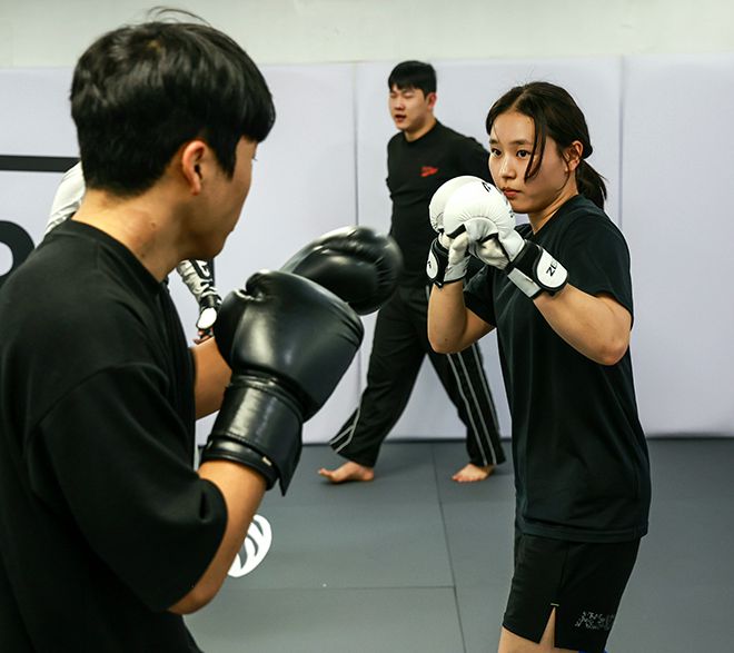 2025년 12월1일 경기도 수원시 영통구에 로드FC 가맹 체육관 ‘망포MMA’ 오픈 첫날 조정훈 관장을 축하해주기 위해 모인 손님들이 합동 훈련을 하고 있다. 사진=FINAL FLASH 박종혁 작가