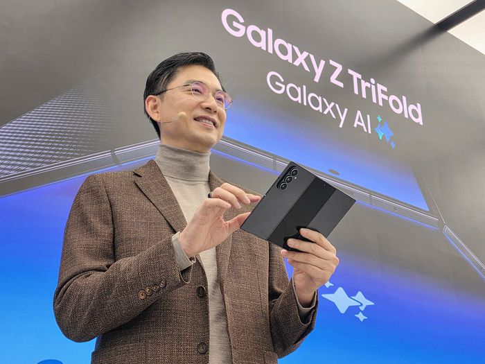 ‘갤럭시 Z 트라이폴드’ 미디어 행사에서 Q&A를 진행하고 있다. (왼쪽부터) 삼성전자 MX사업부 스마트폰PP팀장 강민석 부사장, 삼성전자 한국총괄장 임성택 부사장, 삼성전자 MX사업부 스마트폰개발2팀장 김성은 부사장 [삼성전자 사진제공]