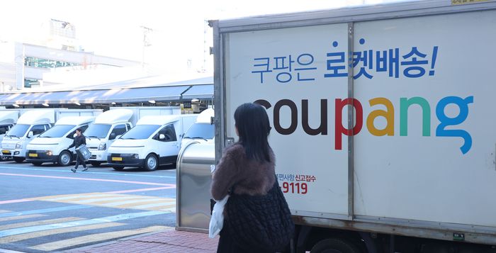 서울 시내의 한 쿠팡 캠프에 배송트럭이 주차돼 있다. [이승환 기자]