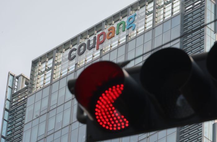 쿠팡에서 3370만개 계정의 개인정보가 무단으로 유출됐다. 국내 성인 4명 중 3명 꼴로 정보가 새어나간 셈이어서 소비자들 불안이 커지고 있다. 사진은 서울 송파 쿠팡 사옥 앞 신호등에 빨간불이 켜져 있다. [이승환 기자]