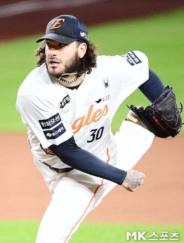 10월 24일 오후 대전 한화생명볼파크에서 ‘2025 신한 SOL Bank KBO 포스트시즌’ 한화 이글스와 삼성 라이온즈의 플레이오프(5전 3선승제) 5차전이 열렸다. 한화 선발 폰세가 역투하고 있다. 사진=김영구 기자