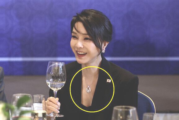 윤석열 전 대통령 부인 김건희 씨가 2022년 6월29일(현지시각) 스페인 마드리드의 한 호텔에서 열린 스페인 동포 만찬간담회에 참석해 대화를 나누고 있다. 이때 착용한 프랑스산 반 클리프 아펠 목걸이와 비슷한 제품이 김건희씨의 오빠 김진우씨의 장모 집에서 발견됐다. [대통령실]