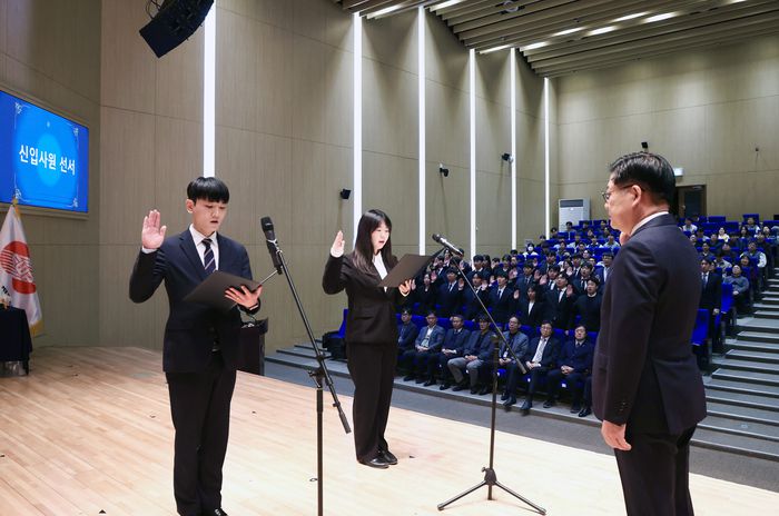 2025년 하반기 신입사원 입사식에서 신입사원 선서식을 진행하고 있다. [한국동서발전]