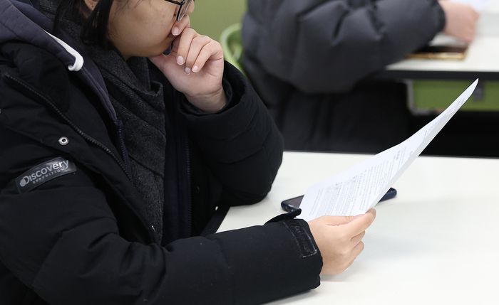 2026학년도 대학수학능력시험(수능) 성적표 배부일인 5일 대구여자고등학교 3학년 교실에서 수험생이 수능 성적표를 확인하고 있다. [연합뉴스]