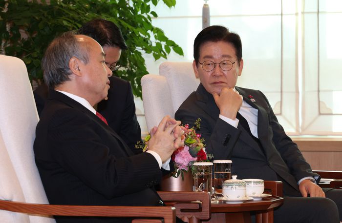 이재명 대통령이 5일 서울 용산 대통령실청사에서 손정의 소프트뱅크 회장을 접견하고 있다. [김호영 기자]