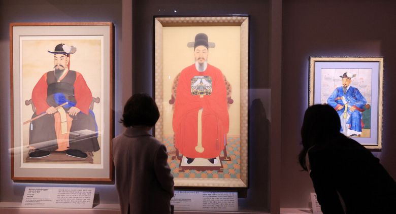 서울 용산구 국립중앙박물관 특별전시실에서 열린 '우리들의 이순신' 언론 공개회에서 참석자들이 전시 작품들을 감상하고 있다. 다양한 이순신 장군의 초상이 전시돼 있다. 뉴스1