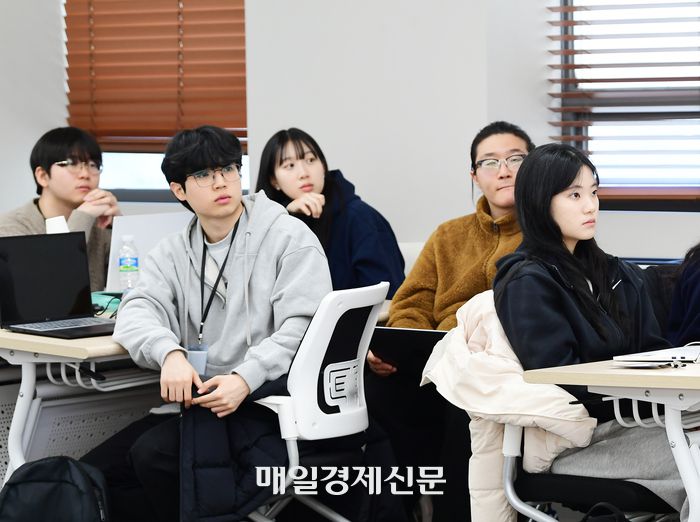 ‘매경미디어 NEXT AI 해커톤’ 참가자들이 주제 설명에 집중하고 있다. <강영국 기자>