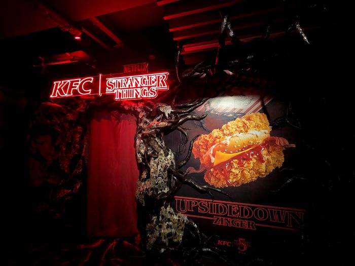 KFC와 기묘한 이야기 5의 협업 팝업스토어가 운영되는 KFC 서울 신촌역점 [김혜진 기자]