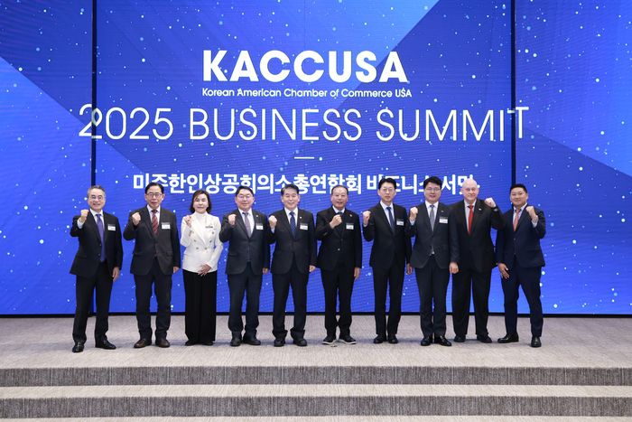 김경협 재외동포청장(왼쪽 다섯째)과 황병구 미주한상총연 회장(왼쪽 여섯째) 등이 2025 미주한상총연 비즈니스서밋에서 기념촬영을 하고 있다. <미주한상총연>