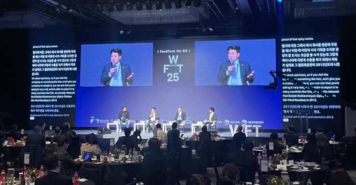 김동찬 삼양식품 대표가 월드푸드테크포럼 기조세션에서 불닭볶음면 성공 비결을 발표하고 있다.