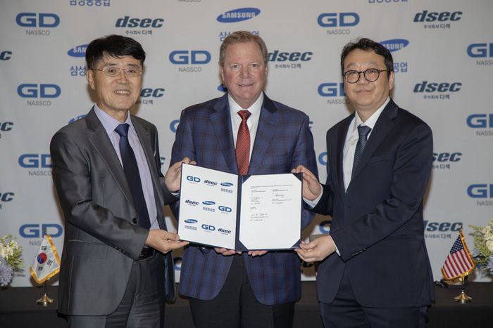 지난 3일(현지시간) 미국 뉴올리언스에서 열린 ‘2025 국제워크보트쇼’에서 삼성중공업, 디섹, 미국 제너럴 다이내믹스 나스코가 ‘조선 설계·제조 자동화 및 기술 지원 체계 구축을 위한 합의각서(MOA)’를 체결한 뒤 기념촬영을 하고 있다. 사진 왼쪽부터 윤석용 디섹 대표이사, 데이브 카버 나스코 사장, 강주년 삼성중공업 미주사업팀장. [중견기업연합회]