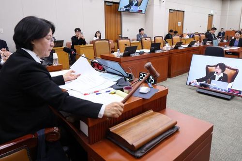 3일 서울 여의도 국회에서 열린 제429회 국회(정기회) 법제사법위원회 제16차 전체회의에서 12·3 계엄 사태와 관련해 윤석열 전 대통령 등이 연루된 내란 사건을 전담 처리하는 ‘내란전담재판부’(내란특별재판부) 설치법이 여당 주도로 통과되고 있다. [사진 = 연합뉴스]